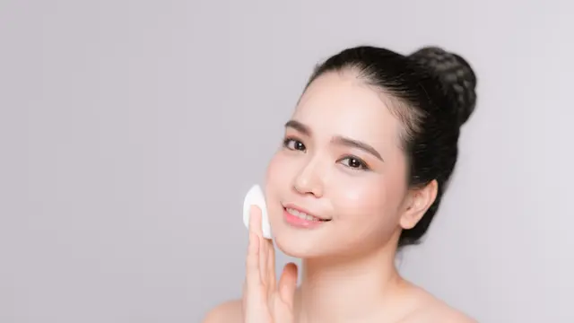5 Langkah Membersihkan Makeup Waterproof yang Tepat demi Cegah Iritasi dan Jerawat