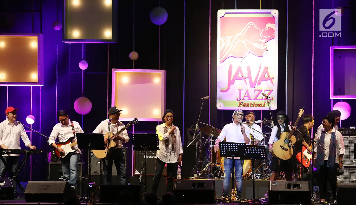Penampilan grup musik Elek Yo Band yang beranggotakan para menteri Kabinet Kerja Jokowi-JK di Java Jazz Festival 2018, di JIExpo Kemayoran, Jumat (02/3). Tampil di Hall B1 para menteri ini tampil mengenakan kemeja polos putih. (Liputan6.com/Pool/Joan)