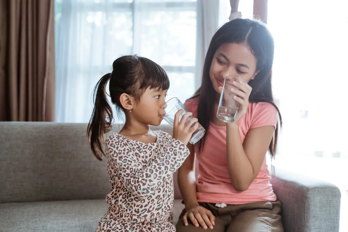 Anak minum air putih