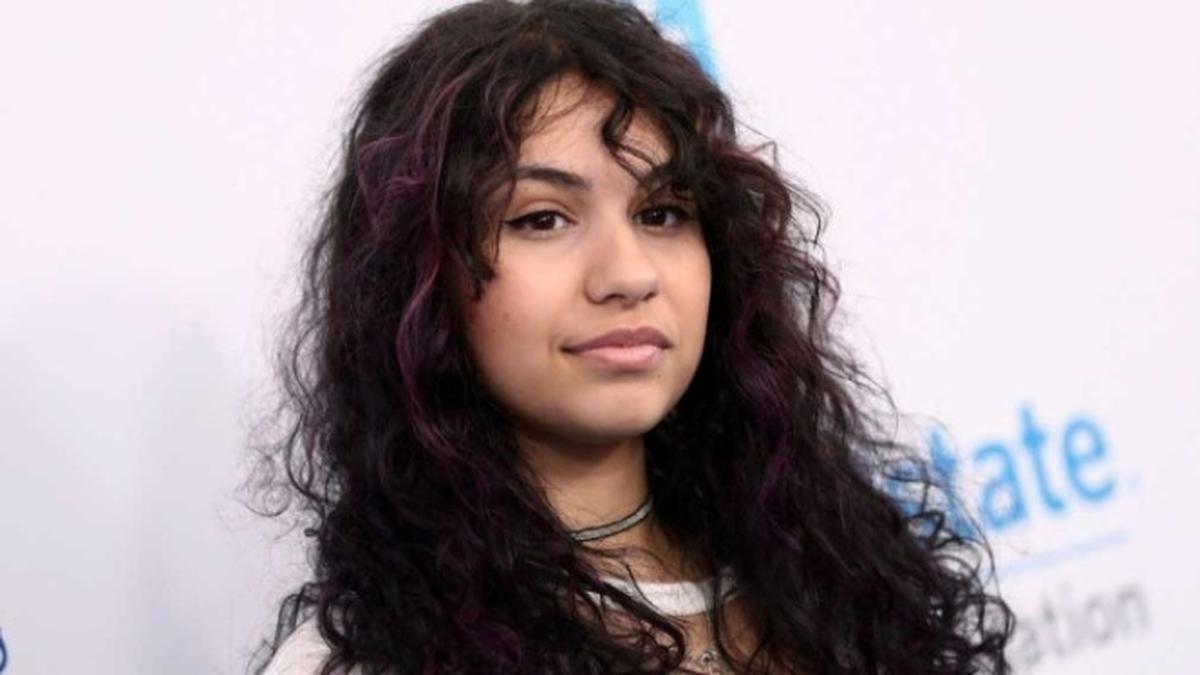 Lirik Lagu Feel You Now - Alessia Cara - Ragam Bola.com - I Can Feel You Now Alessia Cara
