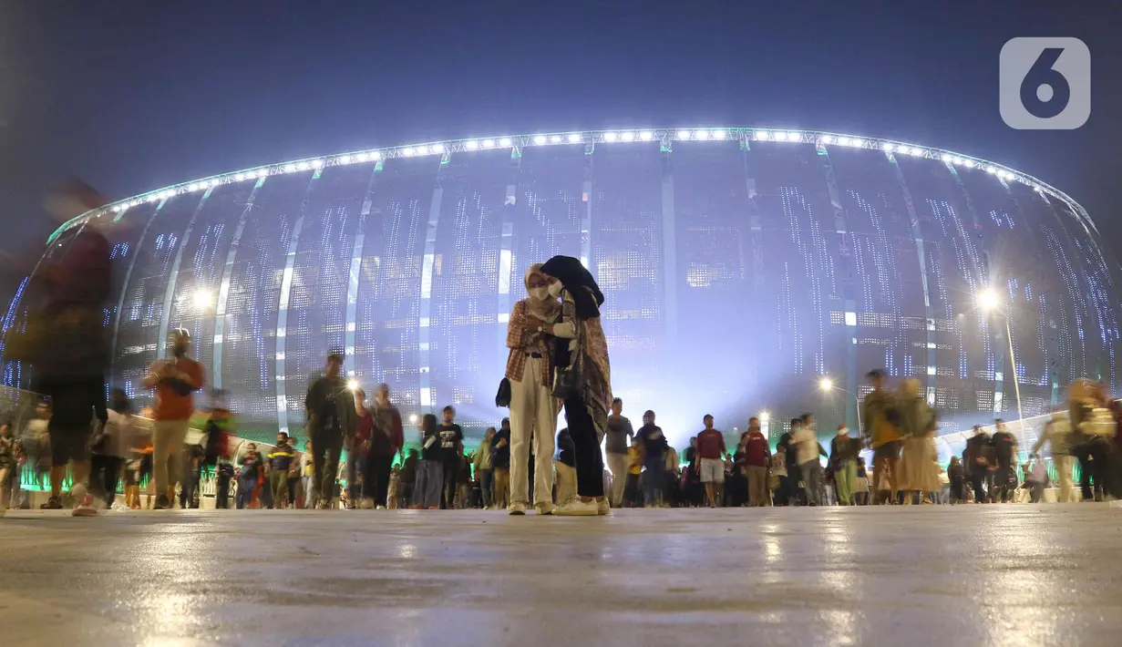 Orang-orang memenuhi kawasan Jakarta International Stadium (JIS) pada malam puncak Perayaan HUT ke-495 tahun Jakarta di Jakarta,Sabtu (25/6/2022). Malam puncak Jakarta Hajatan tersebut bertemakan 'Collaborate, Accelerate, Elevate'. (Liputan6.com/Herman Zakharia)
