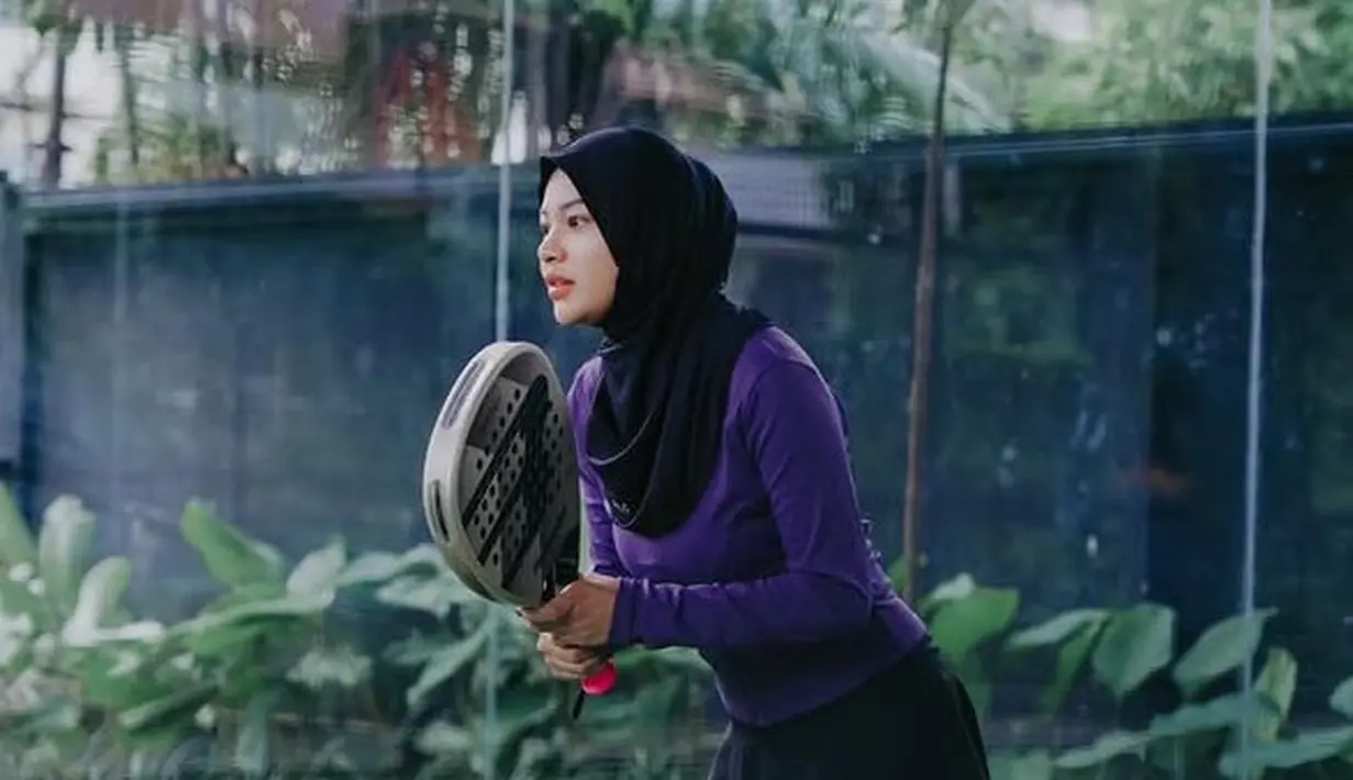 Aurel Hermansyah kini tengah “kegilaan” olahraga padel. Hal ini pun diungkapkan di media sosialnya, tampak ia pun mengunggah beberapa foto saat bermain padel. [@aurelie.hermansyah]