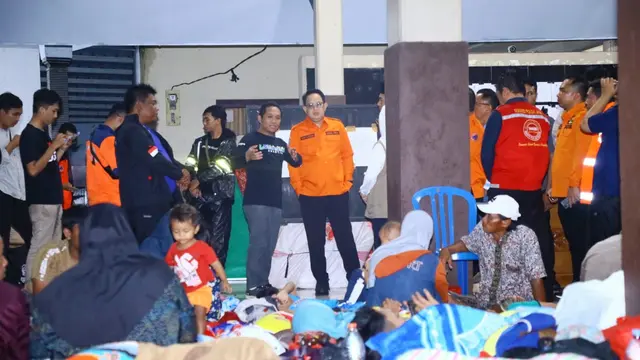 Sejumlah warga Lumajang mengungsi akibat banjir lahar dingin dan longsor gunung Semeru. (Istimewa)
