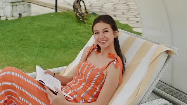 Potret Yuki Kato Baca Buku Ini Curi Perhatian, Aktivitas Saat Santai