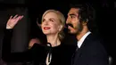 Nicole Kidman bersama Dev Patel menyapa penggemar saat menghadiri pemutaran perdana film 'Lion' di London Film Festival di London, Inggris, (12/10). Nicole Kidman akan beradu akting dengan Dev Patel pada film 'Lion' tersebut .(AP Photo/Grant Pollard)