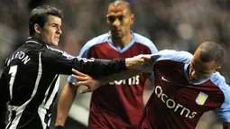 Newcastle's Joey Barton grapples with Aston Villa's Gabriel Agbonlahor during Premiership game between Newcastle United and Aston Villa, on November 3, 2008, in Newcastle. AFP PHOTO/CRAIG BROUGH