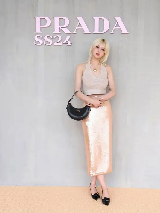 Somi hadir di fashion show Prada mengenakan halter neck top dipadukan skirt sequin dengan membawa hand bag dan heels hitam. [@somsomi0309]