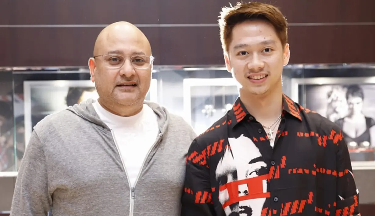 Cowok kelahiran Banyuwangi, Jawa Timur ini kerap membagikan beberapa momen kegiatannya di akun Instagram pribadi. Terdapat beberapa momen dirinya mengenakan pakaian formal seperti jas, kemeja, dan celana bahan. Penampilannya tersebut membuat Kevin semakin berkarisma.(Liputan6.com/IG/@kevin_sanjaya)