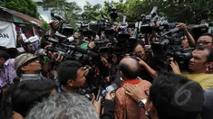 Sejumlah Awak media yang sedang bekerja mengambil gambar dalam peliputan terpidana mati duo Bali Nine cs di Dermaga wijapura, Cilacap, Jawa Tengah, Minggu (8/3/2015). (Liputan6.com/Johan Tallo)