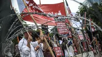 Para massa membawa poster kecaman saat menggelar aksi unjuk rasa di depan Istana Merdeka, Jakarta, Kamis (24/11). Dalam aksinya mereka mengecam keras pembunuhan kaum minoritas muslim di Rohingya, Myanmar. (Liputan6.com/Faizal Fanani)