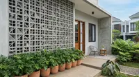 6 Ide Halaman Rumah dengan Roster Beton dan Philodendron untuk Tampilan Tropis Modern