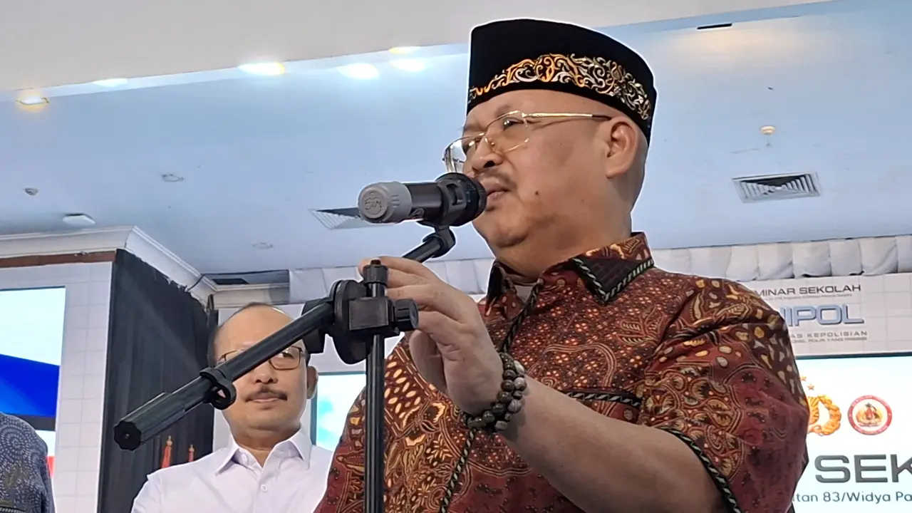 Dosen Kepolisian Utama TK. I STIK Lemdiklat Polri Komjen Pol Chryshnanda Dwilaksana di acara Seminar Sekolah Universitas Polisi di Auditorium Mutiara STIK, Jakarta.