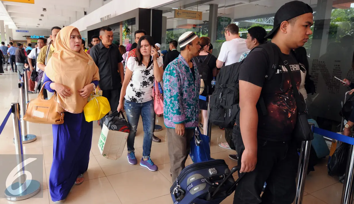 Sejumlah calon penumpang mengantri untuk masuk ke dalam Bandara Halim Perdanakusuma Jakarta, Senin (4/7). H-2 jelang Idul Fitri 1437 H, ribuan calon penumpang diberangkatkan dari Bandara Halim Perdanakusuma. (Liputan6.com/Helmi Fithriansyah)