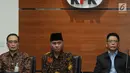 Kepala Badan Pengawas Mahkamah Agung (MA) Sunarto (kiri), Pimpinan KPK, Agus Rahardjo (tengah) dan Kepala Biro Hukum dan Humas Mahkamah Agung (MA) Abdullah (kanan) memberikan keterangan terkait OTT di KPK, Jakarta, Rabu (29/8). (merdeka.com/Dwi Narwoko)