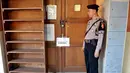 Pemerintah bekerja sama dengan pihak kepolisian untuk menjaga ruang penyimpanan soal di beberapa sekolah, seperti SMPN 45 dan SMPN 214 Jakarta (Liputan6.com/Johan Tallo)