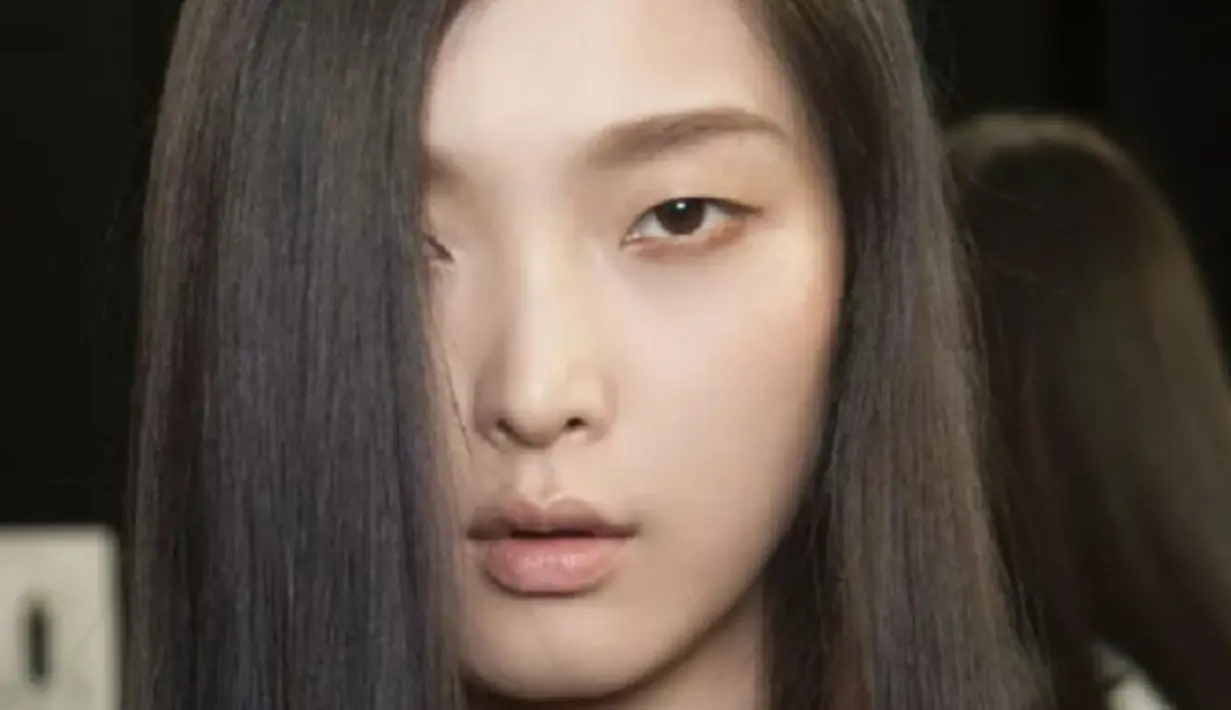 Rambut panjang akan membuat penampilanmu terlihat lebih halus dan mewah. Selain itu, rambut panjang adalah salah satu penampilan yang tak lekang oleh waktu. Foto: Instyle.