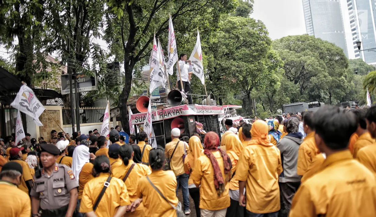 Massa dari kader dan simpatisan Partai Hanura menyampaikan orasi di depan kantor KPU RI, Jakarta, Senin (21/1). Mereka menuntut dimasukkannya nama Oesman Sapta Odang (OSO) dalam daftar calon tetap (DCT) anggota DPD RI 2019. (Liputan6.com/Faizal Fanani)