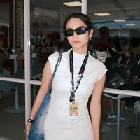 Biasanya Azizah Salsha mendukung sang suami di stadion bola. Kali ini, Azizah tampak nonton MotoGP 2023. [Foto: Instagram.com/azizahsalsha_]