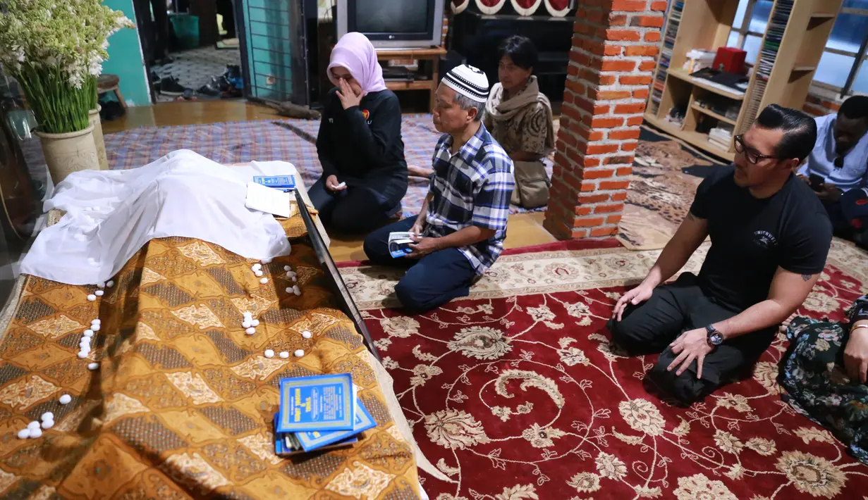 "Saya seneng banget itu ya pas di bandara itu. Kita ketemu di restoran bandara, Naif mau manggung di mana, dia mau manggung di mana, itu tanda tangan dia di casing kacamata itu masih saya simpan," lanjutnya. (Adrian Putra/Bintang.com)