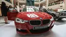 Pengunjung melihat mobil BMW pada acara BMW Exhibition yang berlangsung pada 15-17 Februari di Plaza Senayan, Jakarta, Jumat (15/2). Pasar mobil mewah (luxury car) tampaknya masih menjanjikan bagi bisnis otomotif dalam negeri. (Liputan6.com/Fery Pradolo)