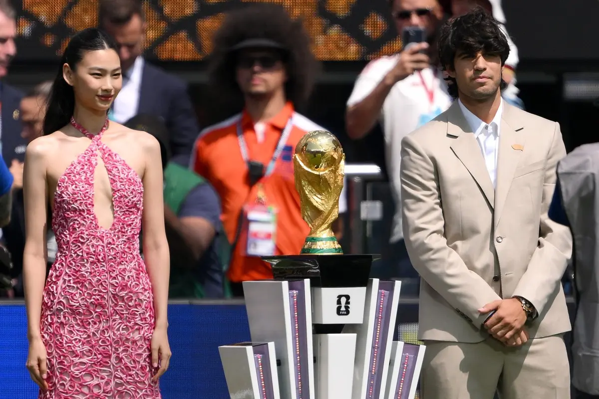 Pesona Manis Jung Ho Yeon Bawakan Tropi Piala Dunia 2026 dengan Dress Pink