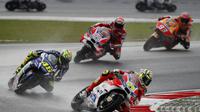 Aksi Andrea Iannone, pembalap Ducati, pada MotoGP Malaysia 2016 di Sirkuit Sepang. (AP Photo/Vincent Thian)