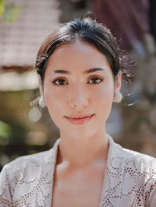 <p>Laksmi Shari memiliki gelar akademik Bachelor of Fashion Business dari Universitas Polimoda di Florence, Italia dan sempat bekerja sebagai Marketing Manager Casa Luna Bali Group. Foto: Instagram.</p>