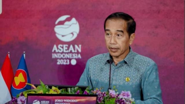Presiden Joko Widodo (Jokowi) di konferensi pers hasil pertemuan KTT ASEAN ke 42 khususnya terkait penguatan kerja sama ekonomi ASEAN pada 11 Mei 2023 di Labuan Bajo. (Dok BI)