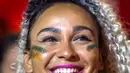 Fans wanita tersenyum sebelum pertandingan antara Brasil melawan Argentina pada semifinal Copa America 2019 di Praça Maua, Rio de Janeiro (2/7/2019). Di pertandingan ini Brasil menang 2-0 atas Argentina berkat gol striker Gabriel Jesus dan Roberto Firmino. (AFP Photo/Daniel Ramalho)