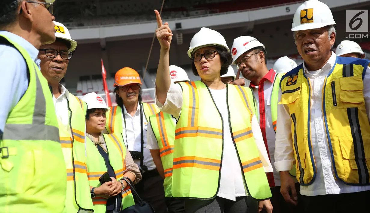 Menteri Keuangan Sri Mulyani bersama Menteri PUPR Basuki Hadimuljono meninjau Stadion Utama Gelora Bung Karno di Senayan, Jakarta, Kamis (23/11). Sri Mulyani dan Menteri Basuki mengunjungi sejumlah venue Asian Games 2018. (Liputan6.com/Angga Yuniar)
