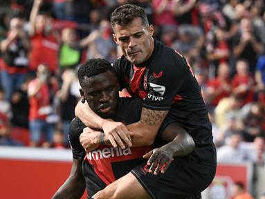 Bayer Leverkusen tampil menggila di Bundesliga Liga Jerman musim ini. Hingga pekan ke-20, pasukan asuhan Xabi Alonso ini masih memimpin di puncak klasemen di atas Bayern Munchen dengan catatan belum terkalahkan. Dari komposisi pemain musim 2023/2024, Bayer Leverkusen diperkuat lima pemain yang pernah berlaga di Premier League Liga Inggris dan beberapa dari mereka menjadi andalan tim. Berikut ini kelima pemain Bayer Leverkusen yang berasal dari Premier League Liga Inggris. (AFP/Ina Fassbender)