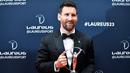 Pesepak bola Argentina, Lionel Messi berfoto bersama trofi penghargaan Olahragawan Terbaik Laureus Awards 2023 dalam acara seremoni Laureus Awards 2023 di Paris, Prancis, Selasa (9/5/2023) dini hari WIB. Selain mengantarkan Timnas Argentina menjadi juara Piala Dunia 2022 Qatar, Lionel Messi juga dinobatkan sebagai pemain terbaik turnamen. (AFP/Julien De Rosa)