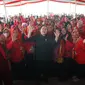 Puan Maharani foto bersama warga, petani hingga pedagang di Majalengka. (Istimewa)