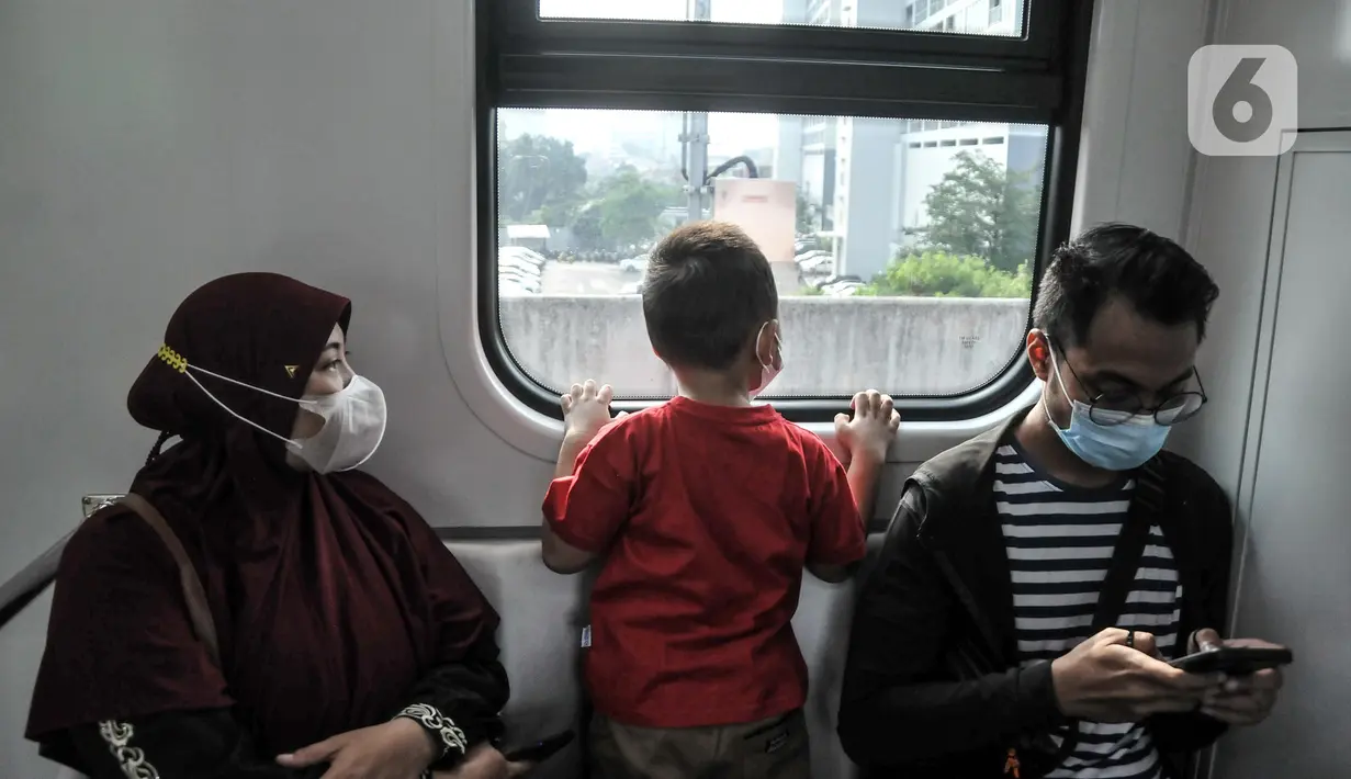 Warga menaiki transportasi Light Rail Transit (LRT) Jakarta, Rabu (22/6/2022). Layanan gratis tarif angkutan umum seperti Transjakarta, MRT, LRT dalam rangka merayakan HUT ke-495 DKI Jakarta disambut antusias oleh warga yang ingin menikmatinya bersama keluarga. (merdeka.com/Iqbal S. Nugroho)