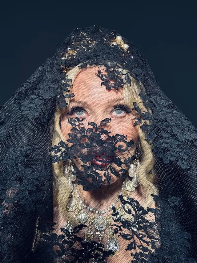 Gaya Dramatis Madonna di Milan Fashion Week. [@dolcegabbana]