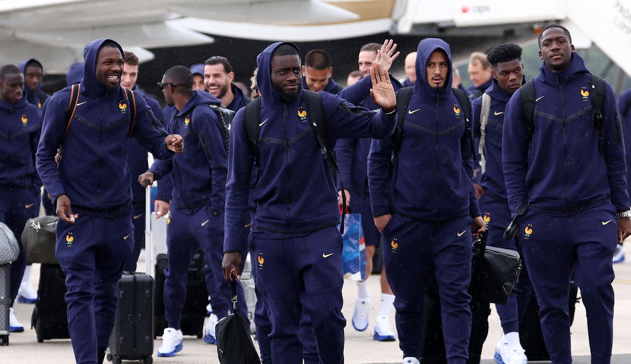 Sejumlah pemain Timnas Prancis tiba di Bandara Paderborn Lippstadt, Jerman pada Rabu (12/06/2024) waktu setempat untuk berlaga di Euro 2024. (AFP/Franck Fife)
