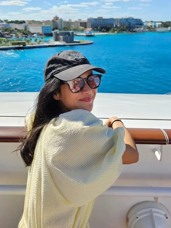 Dian Sastrowardoyo padukan gaya busana dengan topi (Instagram/therealdisastr)