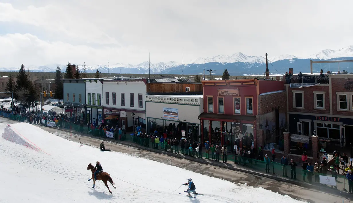 Seorang joki menarik pemain ski salju saat mengikuti kompetisi Leadville Ski Joring ke-70 di Leadville, Colorado (3/3). (AFP Photo/Jason Connolly)