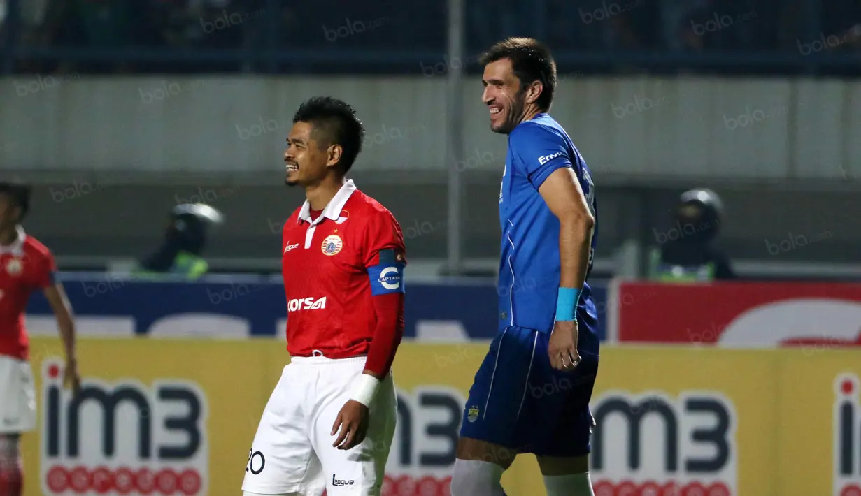 Bambang Pamungkas dan pemain Persib Bandung, Vladimir Vujovic tertawa  pada laga Torabika SC 2016 di Stadion GBLA. Bandung, Sabtu (16/7/2016). (Bola.com/Nicklas Hanoatubun)