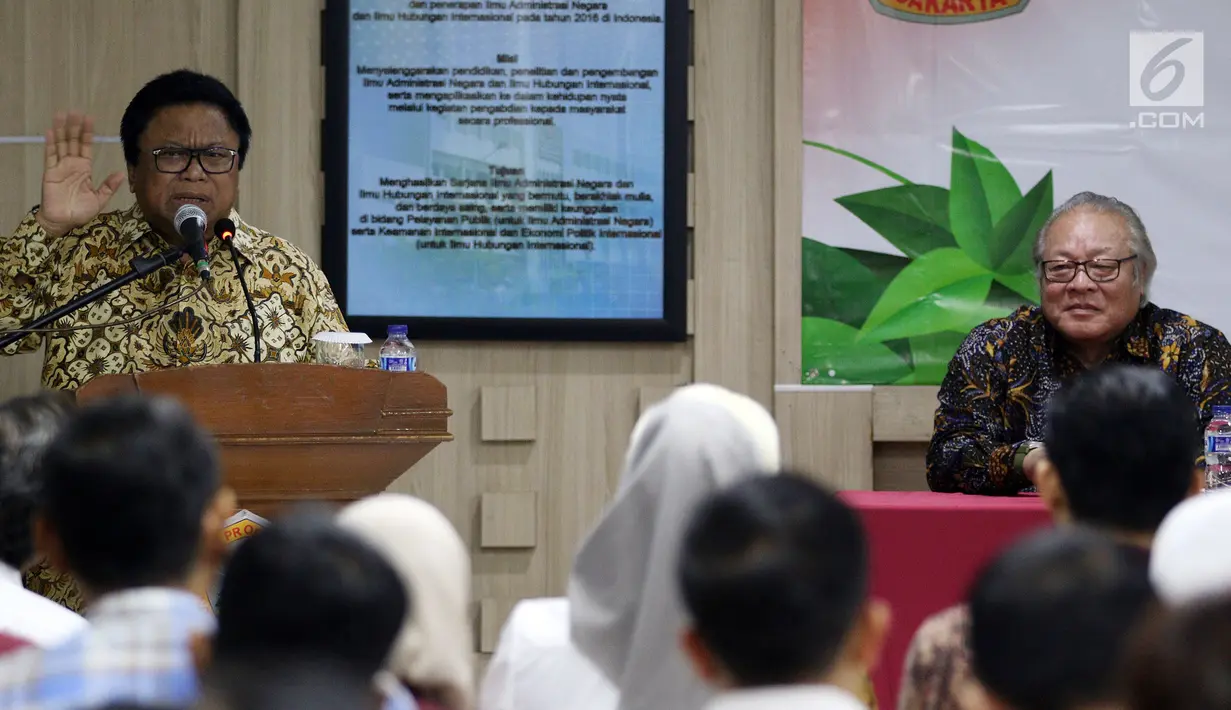 Ketua DPD Oesman Sapta Odang atau OSO saat berbicara dalam seminar pascasarjana di Universitas Moestopo, Jakarta, Sabtu (24/3). OSO menekankan pentingnya komunikasi antarlembaga untuk pembangunan. (Liputan6.com/JohanTallo)