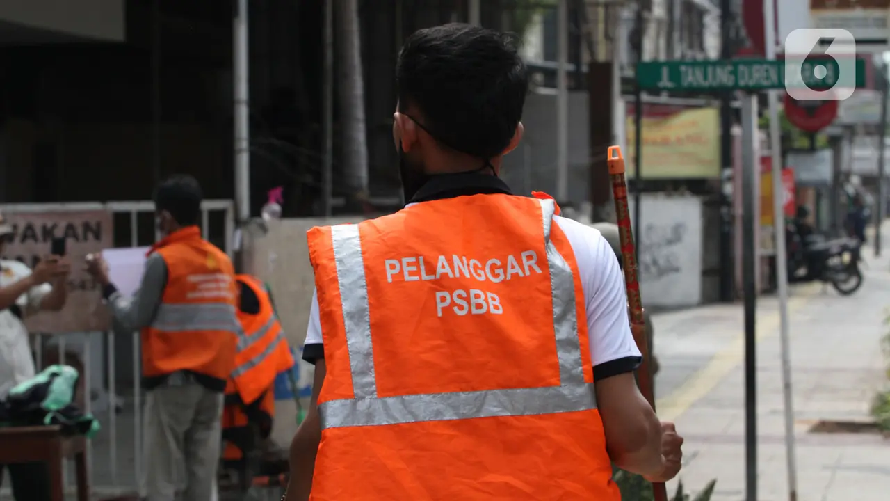 FOTO: Kasus COVID-19 Meningkat, Razia Masker di DKI Jakarta Kian Gencar