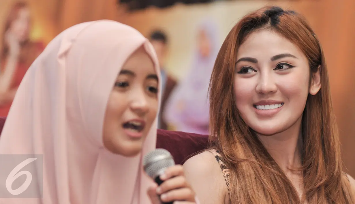 Resti Wulandari saat menghadiri peluncuran trailler film 'Generasi Kocak 90an vs Komika , Jakarta, Selasa (24/1). Rumah produksi K2K Picture menghadirkan film komedi yang menampilkan deretan pelawak senior dan komika. (Liputan6.com/Yoppy Renato)