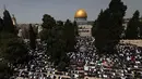 <p>Umat Muslim melaksanakan Sholat Jumat pertama di bulan Ramadhan, di depan kuil Dome of the Rock di kompleks masjid Al-Aqsa di Yerusalem, pada 24 Maret 2023. (AFP/Ahamd Gharabli)</p>