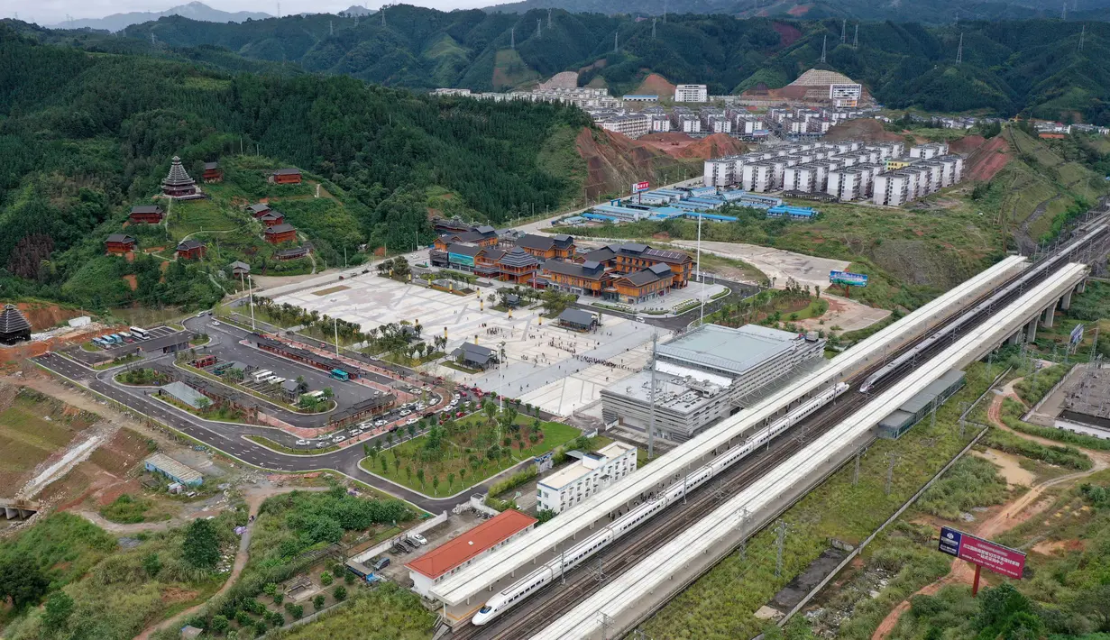 Sebuah stasiun kereta di Wilayah Otonom Etnis Dong Sanjiang di Kota Liuzhou, China, 4 Oktober 2020. Sejak jalur kereta cepat Guiyang-Guangzhou beroperasi pada 2014, Sanjiang telah melakukan segala upaya untuk meningkatkan perekonomian melalui pariwisata. (Xinhua/Gong Pukang)