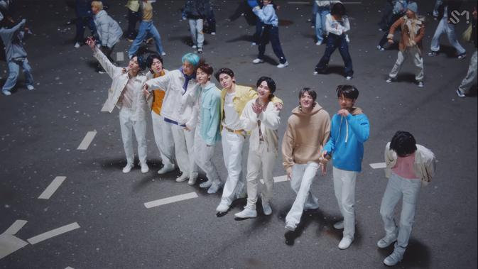 <p>Anggota NCT di MV Beautiful. Leader Taeyong (baju kuning) dan Kun (cardigan putih) tampak berangkulan. Dari kiri-kanan: Xiaojun, Yuta, Jungwoo, Renjun, Taeyong, Kun, Jeno, Jisung, Hendery. Dok: SM Entertaiment.</p>