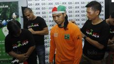 Pemain Persija, Ismed Sofyan dan Bruno Lopes, memberikan tanda tangan saat jumpa fans di Jakarta, Senin (2/10/2017). Acara yang diselenggarakan oleh Gojek ini menjadi ajang bertemunya The Jakmania dengan pemain idolanya. (Bola.com/M Iqbal Ichsan)