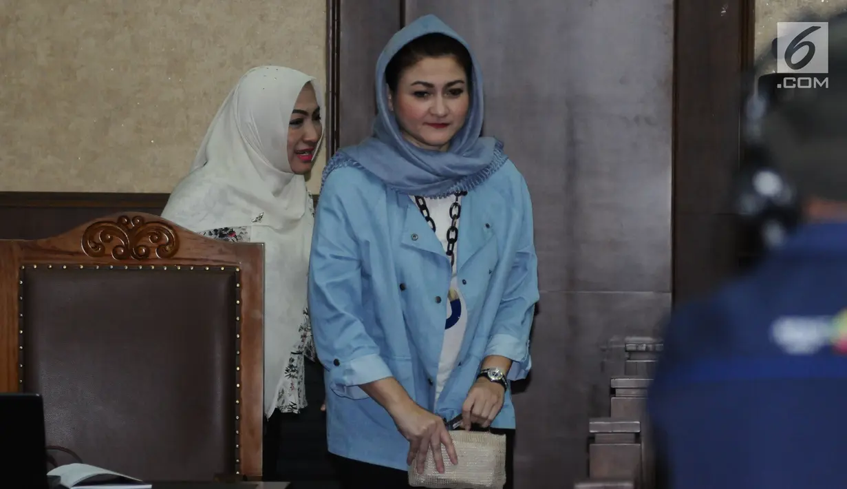 Istri Setya Novanto, Deisti Astriani Tagor (kedua kiri) jelang mengikuti sidang lanjutan dugaan korupsi E-KTP di Pengadilan Tipikor, Jakarta, Kamis (28/12). Sidang mendengar tanggapan eksepsi dakwaan oleh JPU. (Liputan6.com/Helmi Fithriansyah)