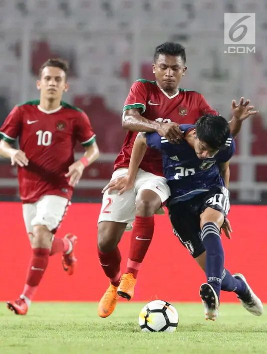 Pesepak bola Timnas Indonesia U-19 merebut bola pesepak bola Jepang U-19 pada laga uji coba babak pertama di Stadion Utama Gelora Bung Karno (SUGBK), Jakarta, Minggu (25/3). Babak pertama Timnas Indonesia kalah 0-1 (Liputan6.com/Angga Yuniar)
