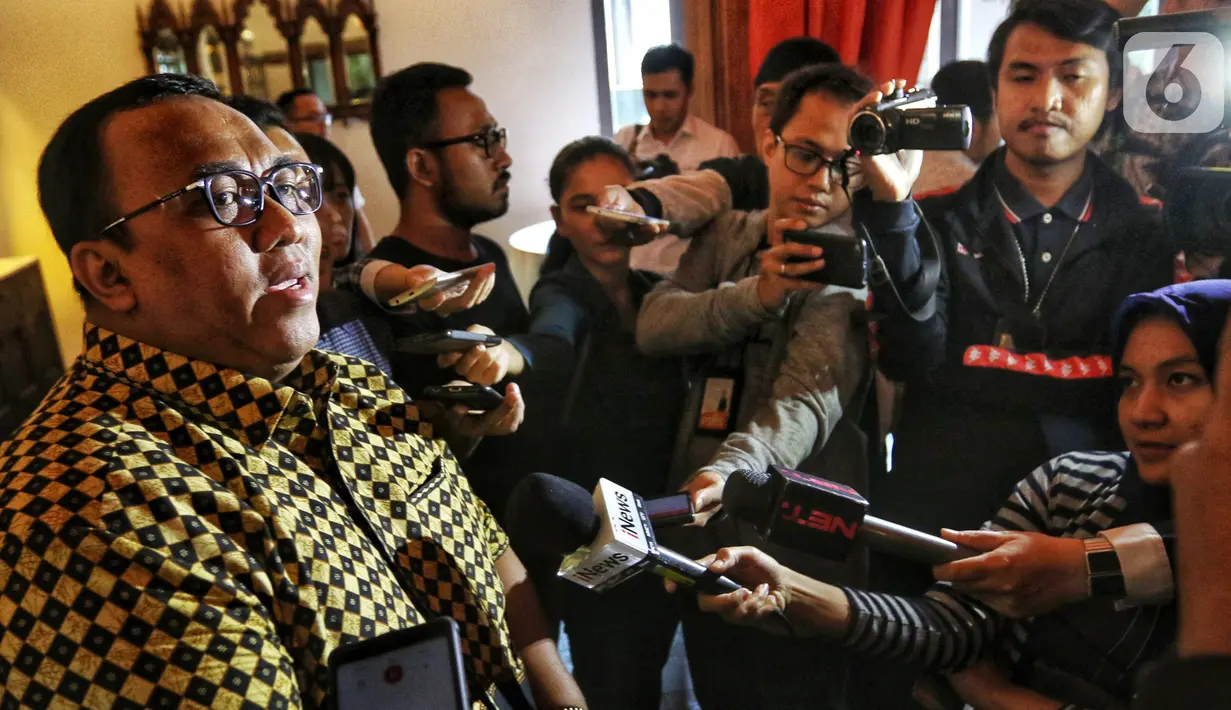 Ketua Pelaksana Syukuran Inagurasi Presiden dan Wakil Presiden RI 2019-2024 Andi Gani Nena Wea (kanan) memberi keterangan pers di Jakarta, Senin (14/10/2019). Syukuran pelantikan Joko Widodo-Ma'ruf Amin sebagai presiden dan wapres akan digelar di beberapa kota di Tanah Air. (Liputan6.com/JohanTallo)