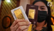 Pegawai menunjukkan emas batangan di Galeri 24, Jakarta, Selasa (13/9/2022). Mengutip dari laman logammulia.com, cetakan emas terkecil yakni 0,5 gram, berada di level Rp 525.000. Sedangkan, untuk satuan 5 gram, dihargai Rp 4.525.000, dan 10 gram Rp 8.995.000. (Liputan6.com/Angga Yuniar)